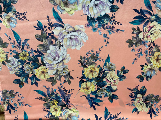 Polyester satin imprimé fleurs saumon orange jaune violet blanc