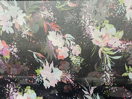 Soie voilage imprimé fleurs noir violet rose