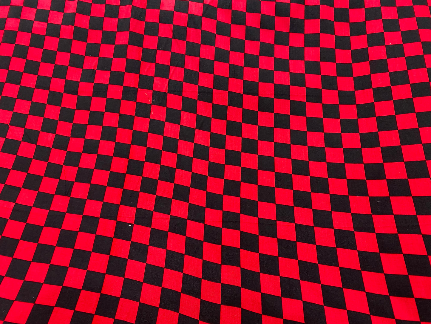 Viscose imprimé carreaux rouge noir