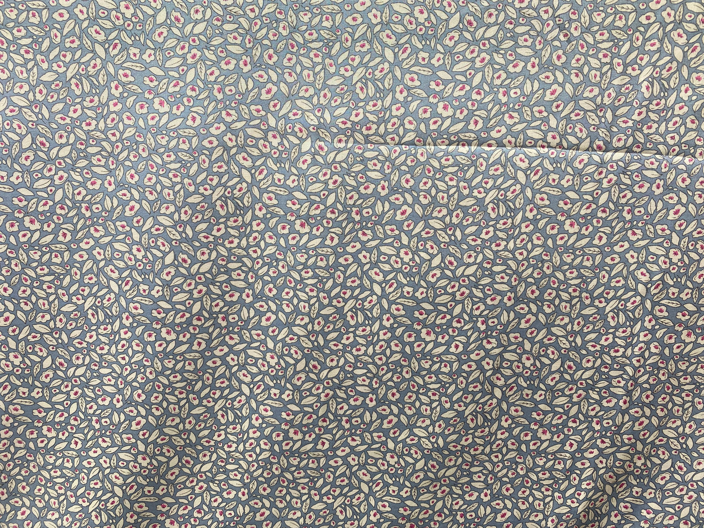 Viscose imprimé fleurs bleu blanc rose