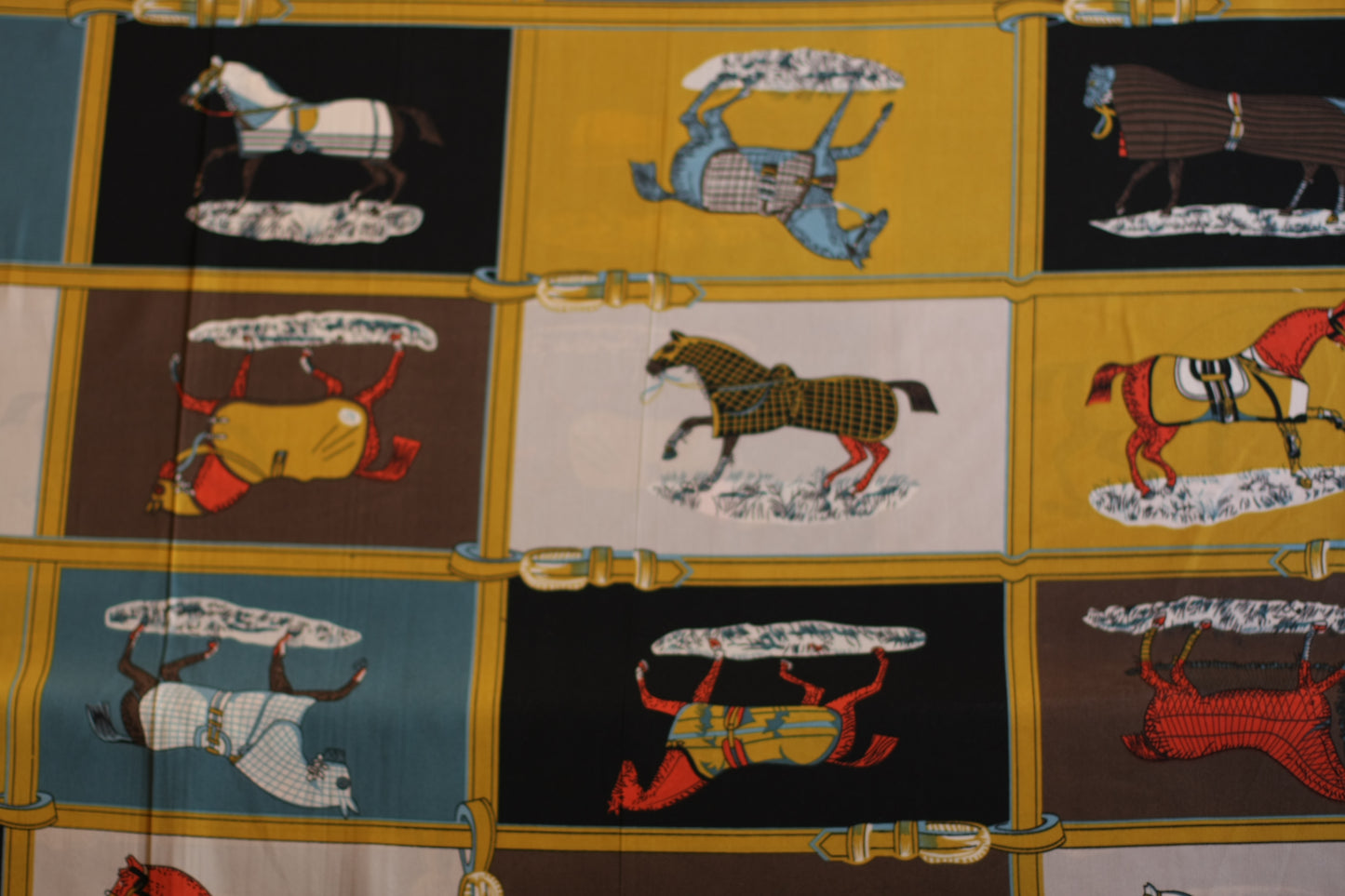 Polyester imprimé chevaux jaune brun bleu noir