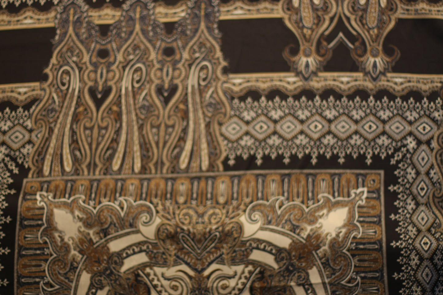 Polyester satin imprimé cachemire brun blanc noir