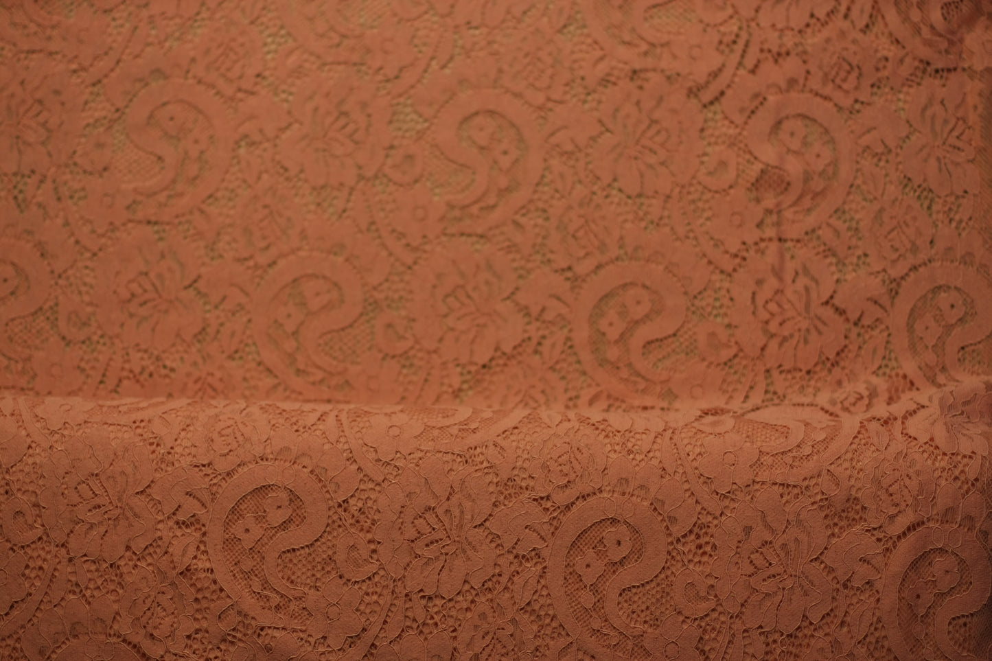 Polyester dentelle chantilly fleurs rose