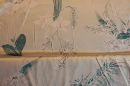 Polyester satin imprimé fleurs vert blanc cassé