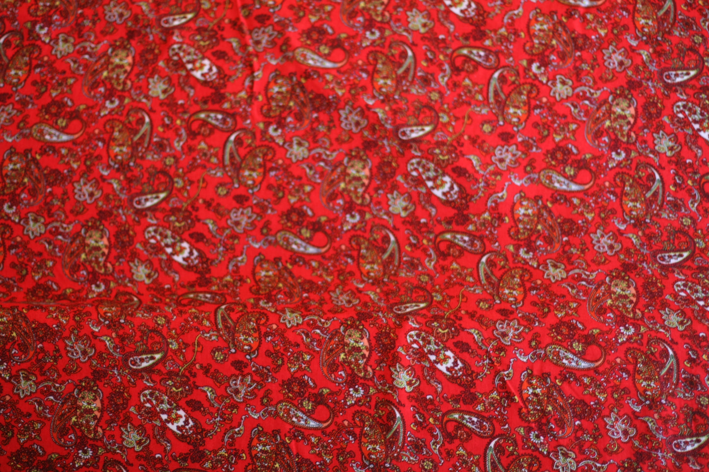 Viscose imprimé cachemire fleurs rouge