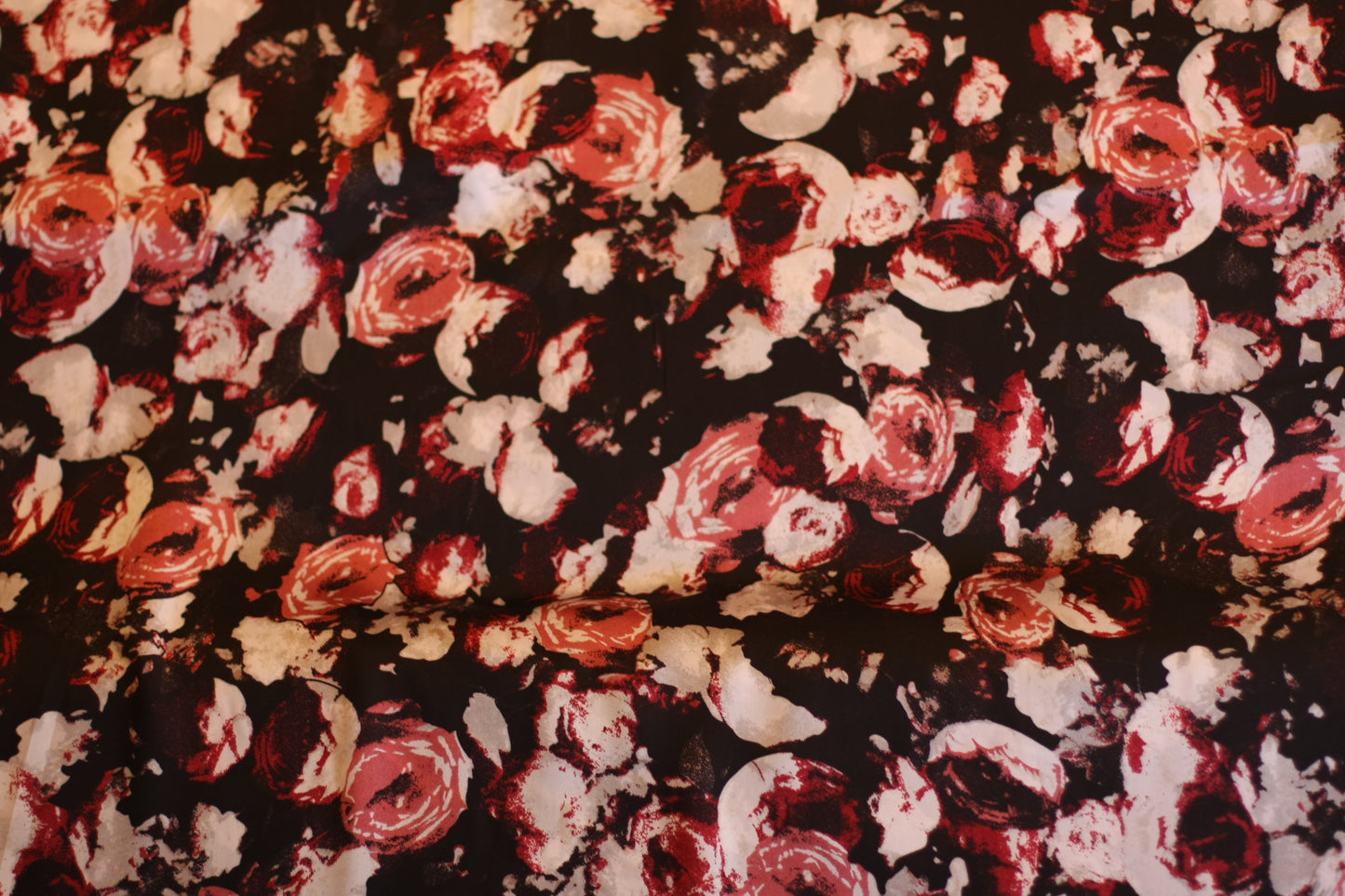 Polyester satin imprimé fleurs noir blanc rouge