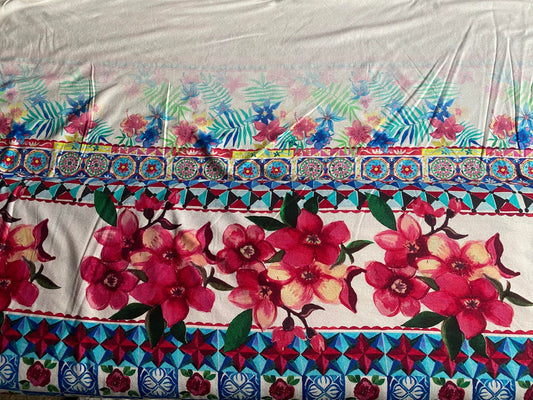 Viscose élasthanne imprimé fleurs blanc rose bleu ( moitié blanc )