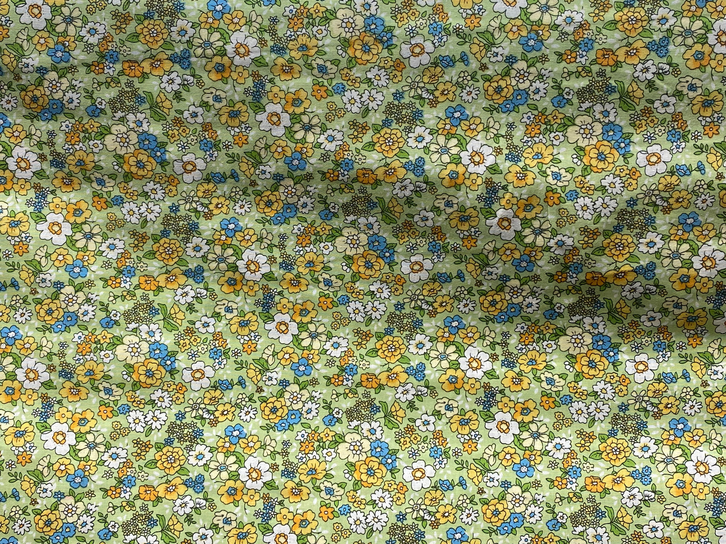 Coton imprimé fleurs vert jaune bleu blanc